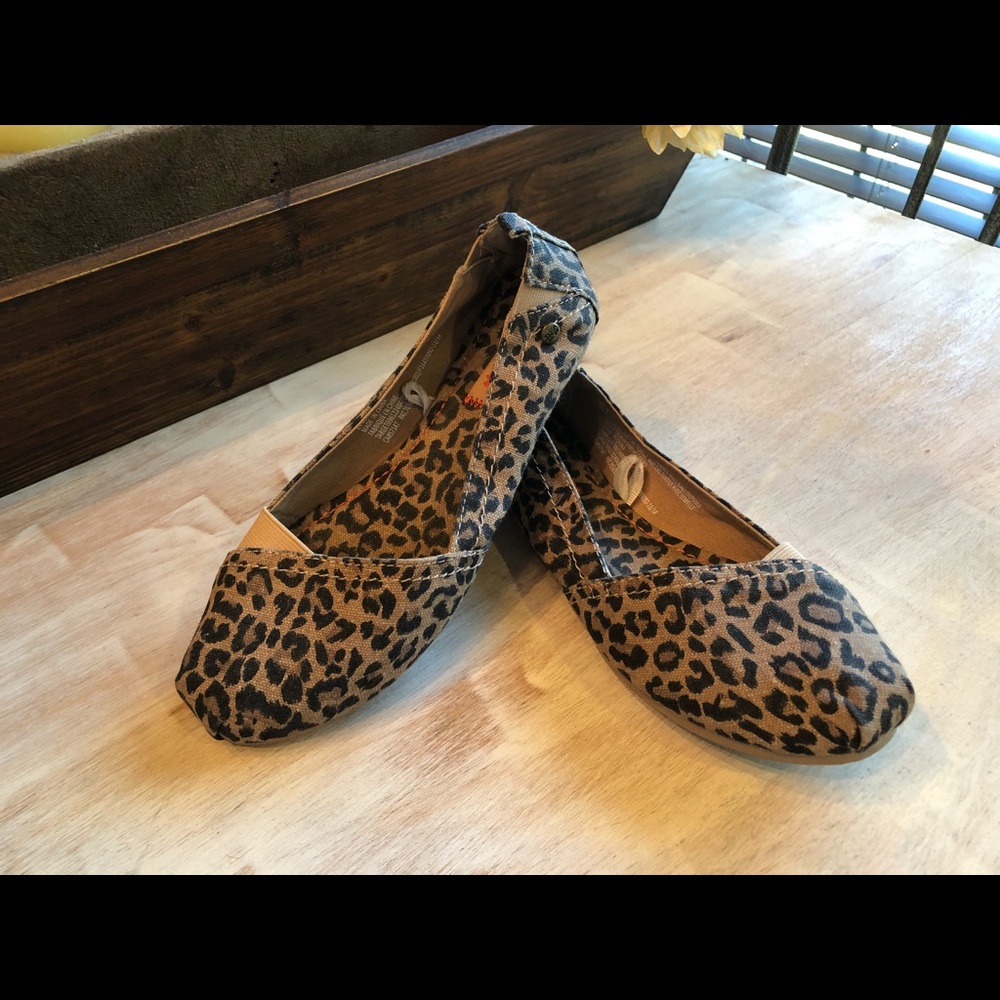 Women’s tan and brown leopard slip-on size 7